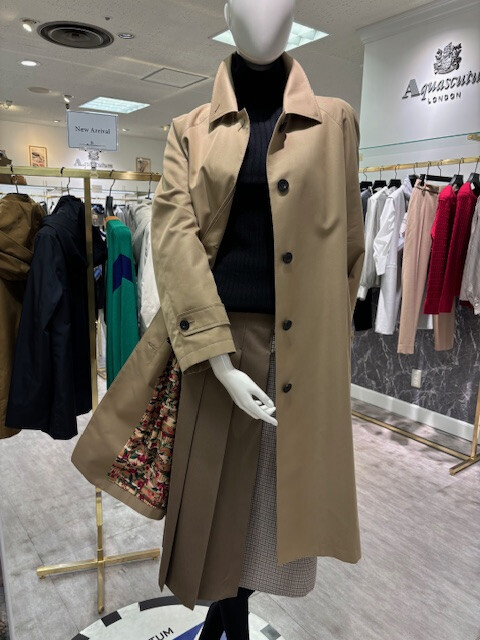 ロンドンフラワーの裏地が素敵なステンカラーコートが入荷しました