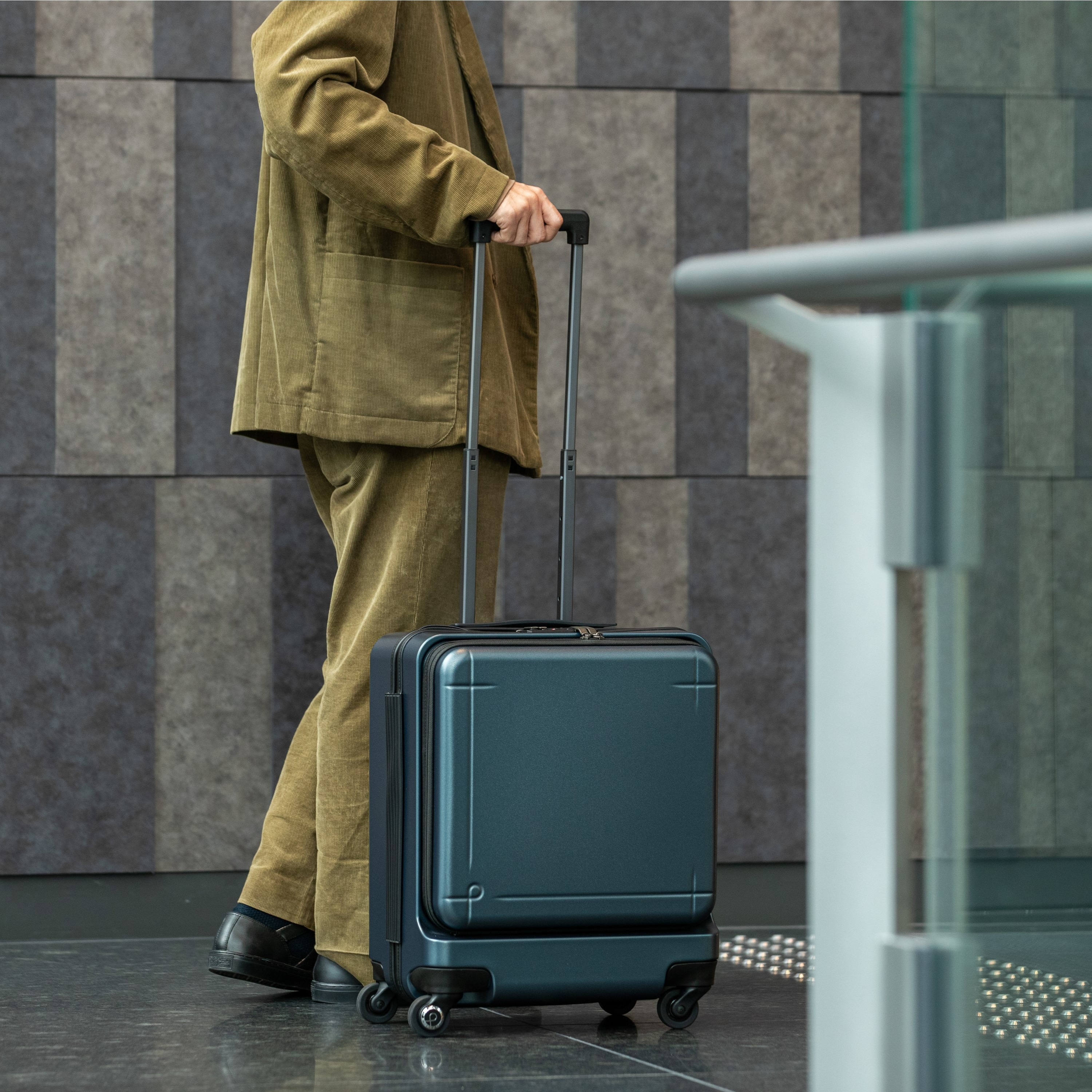 こてつ様 フロントポケットで出し入れラクラク！<プロテカ マックスパス3