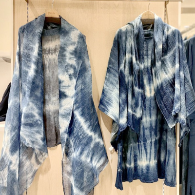 藍染・柿渋染の創作衣服を羽織る創作衣料